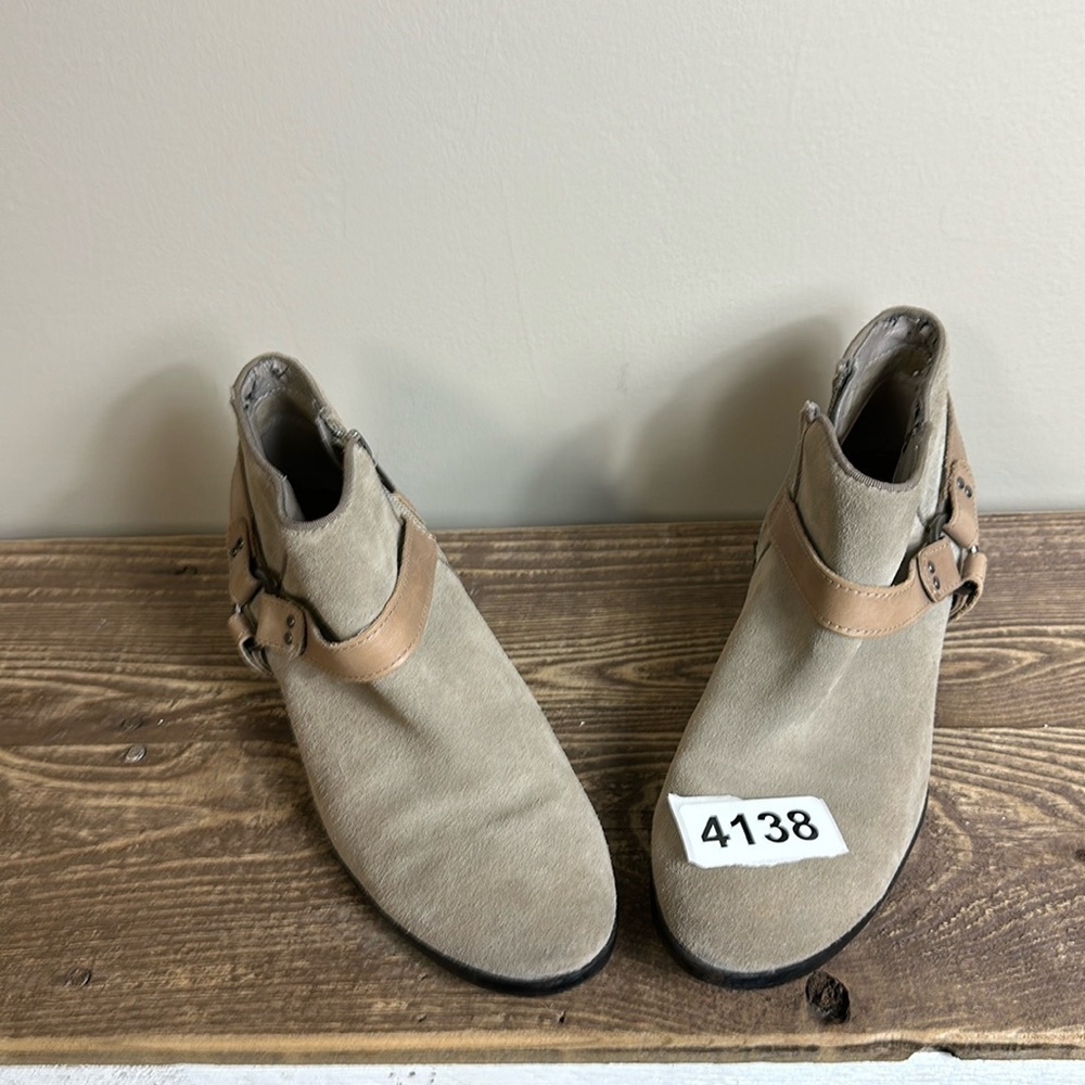 Sam Edelman ankle boots 1-1/2 heel preowned. Some peeling inside boot scuff heel